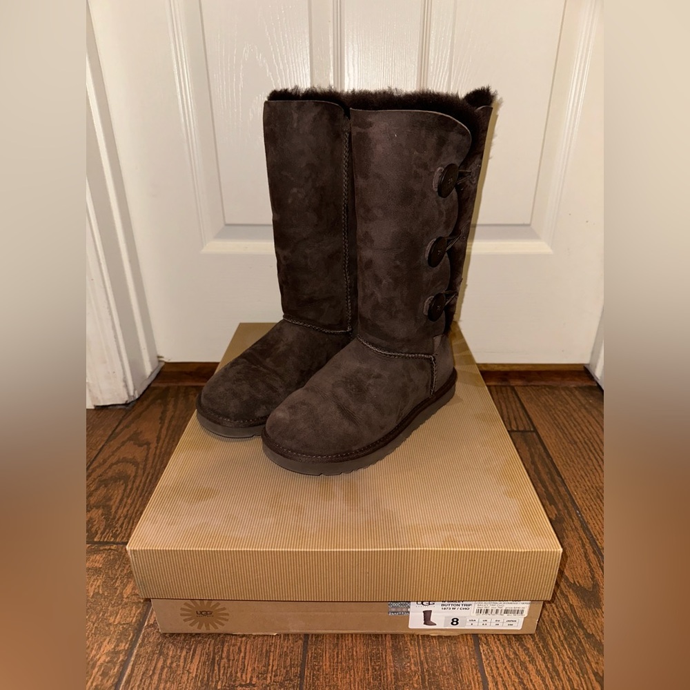 NEVER WORN brown UGG w/ Triple Bailey Button boots